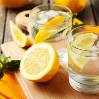 Foto air dengan lemon
