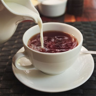 Foto av svart te med mjölk