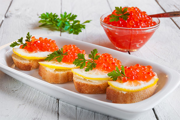Sanduíches com caviar vermelho