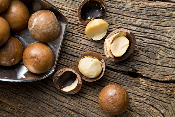 Cara membuka kacang macadamia