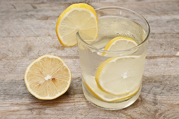 Fördelar och skador på vatten med citron
