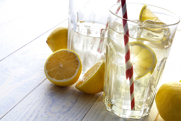 Vatten med citron för viktminskning