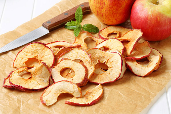 Fördelarna och skadorna av torkade äpplen