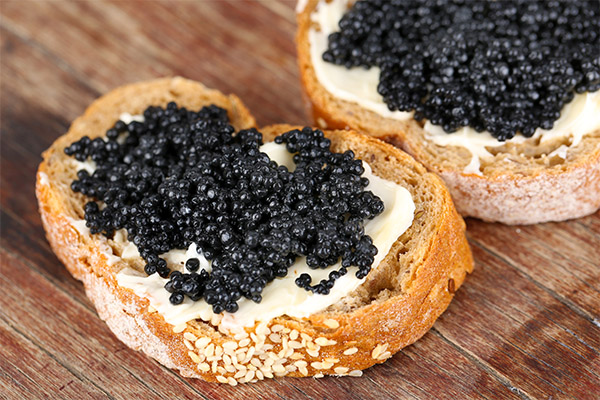 Smörgåsar med svart kaviar
