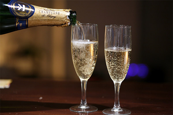 Mga kawili-wiling katotohanan tungkol sa champagne