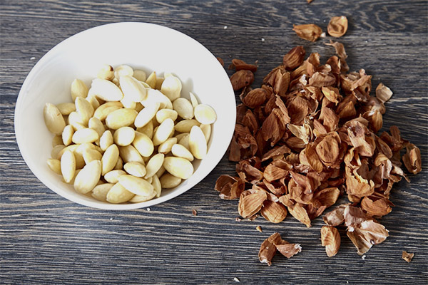 Cara mengupas kacang almond dengan cepat