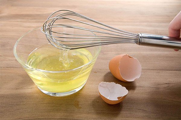 Výhody a poškození vaječného bílku
