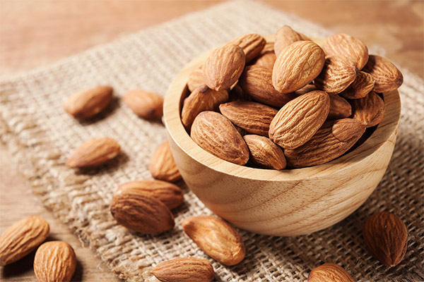The benefits and harms of almonds