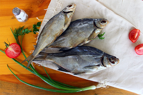 Výhody a poškození sušených a sušených ryb