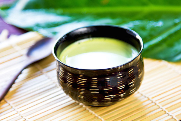 הפגיעה והתוויות נגד של תה ירוק עם חלב