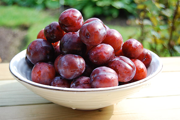 What are the benefits of plums