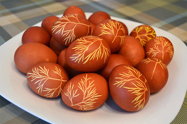 Wie man Eier in Zwiebelschalen färbt