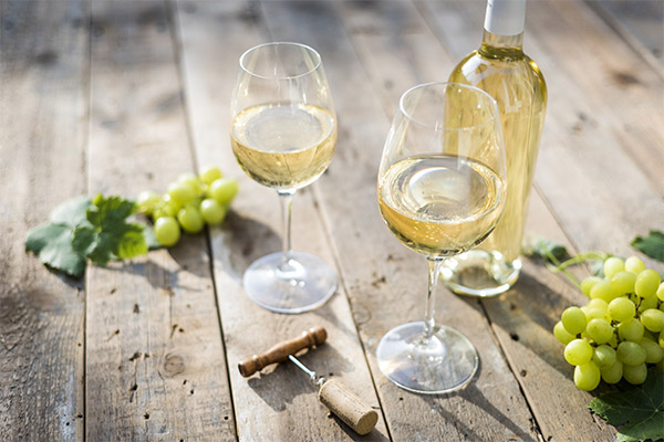 Výhody a poškození bílého vína