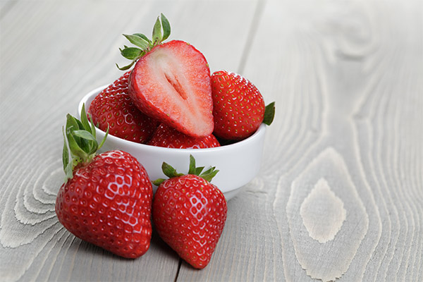 Fördelar och skador på jordgubbar