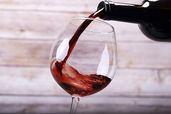 Výhody a poškození červeného vína