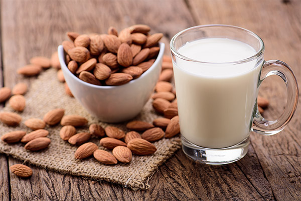 Výhody a poškození mandlového mléka