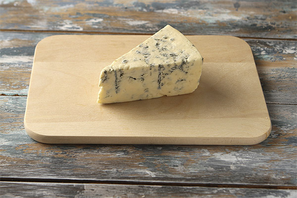 Výhody a poškození modrého sýra