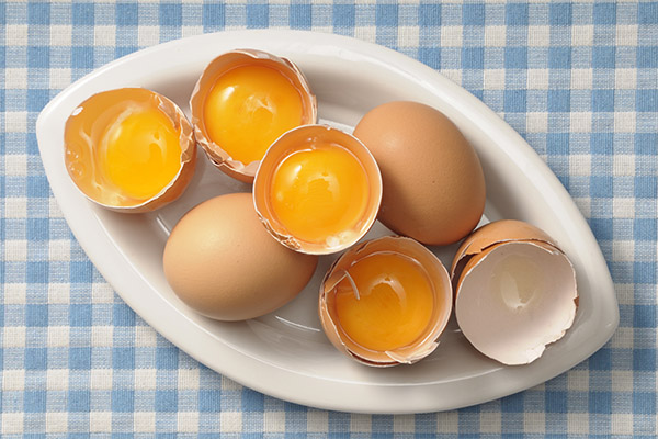 Výhody a poškodenia surových vajec
