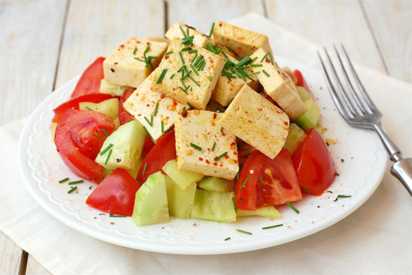 Salada simples de tofu