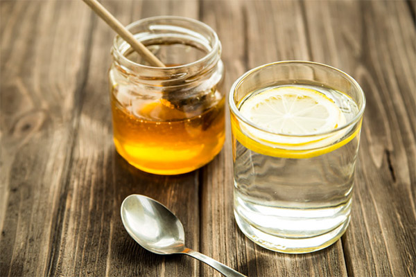 Honigwasserrezepte mit verschiedenen Zusatzstoffen