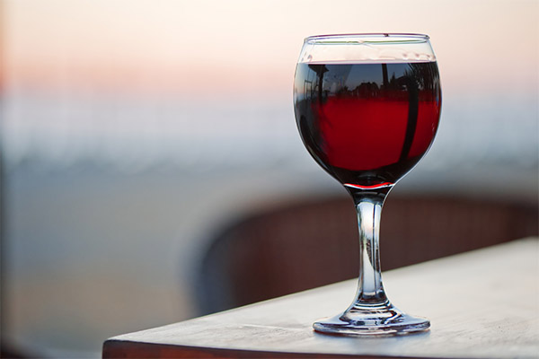 Rezepte der traditionellen Medizin basierend auf Rotwein