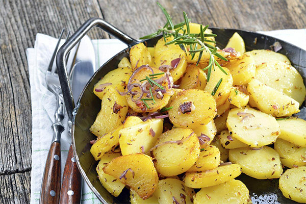 Hur man steker kokta potatis