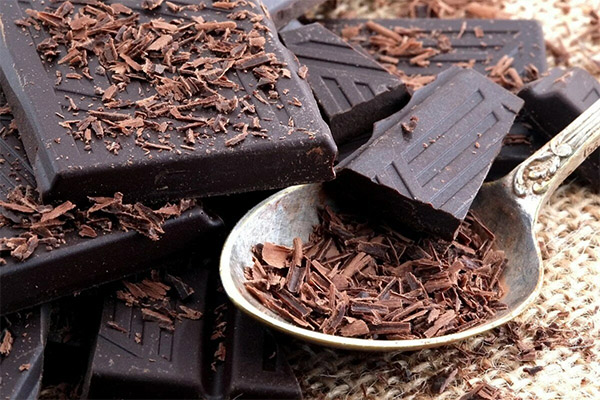 Como comer chocolate preto
