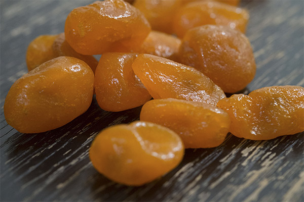 Hur man väljer och lagrar torkad kumquat