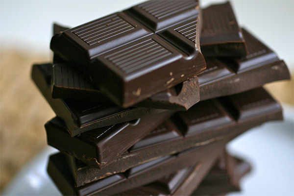 Sådan vælges og opbevares mørk chokolade