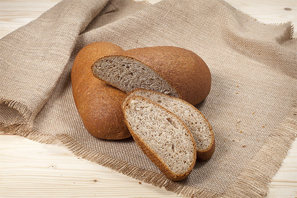 Fördelarna och skadorna av kli bröd