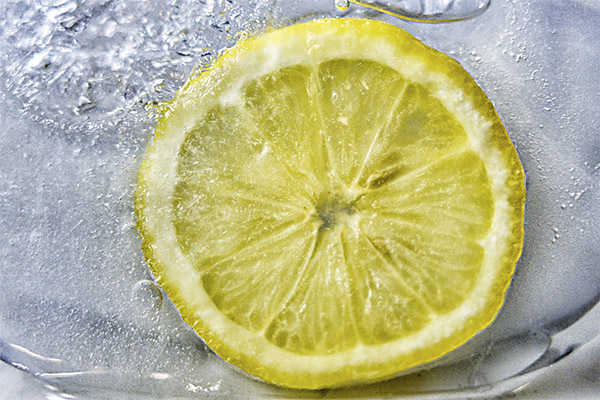 The use of frozen lemon in cosmetology