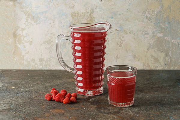 Frugtdrink med hindbærsyltetøj