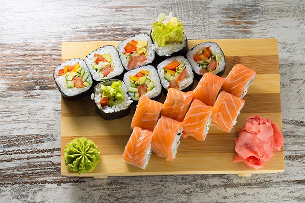 Este posibil să mâncați sushi și rulouri atunci când pierdeți în greutate?