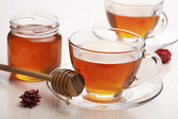 Fördelarna och skadorna på te med honung