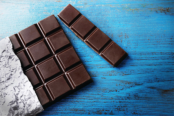 Výhody a poškození hořké čokolády