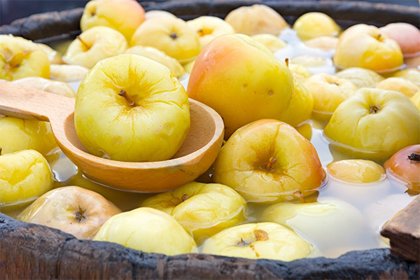 Výhody a poškodenia nasiaknutých jabĺk
