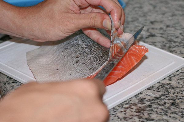 كيفية تقشير سمك السلمون