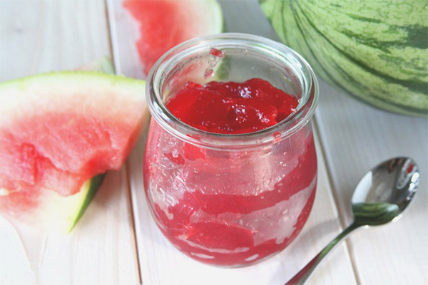 Wie man Marmelade aus dem Fruchtfleisch der Wassermelone kocht