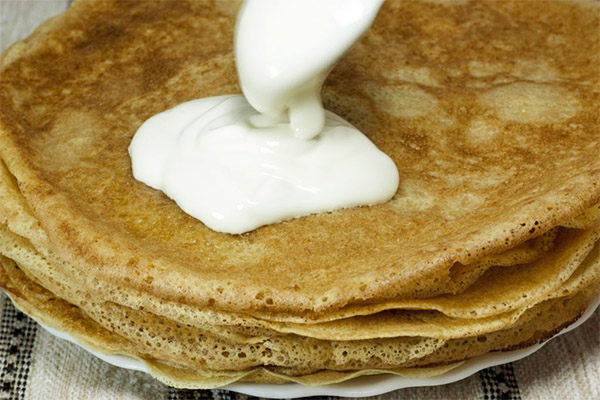 Pancakes on sour cream