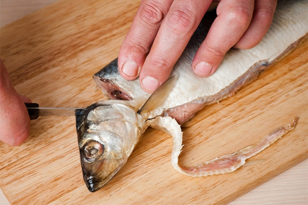 How to quickly clean and cut herring