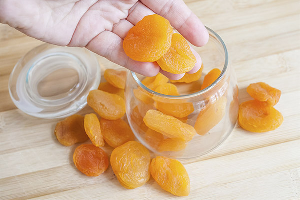 Hvordan lagre tørkede aprikoser
