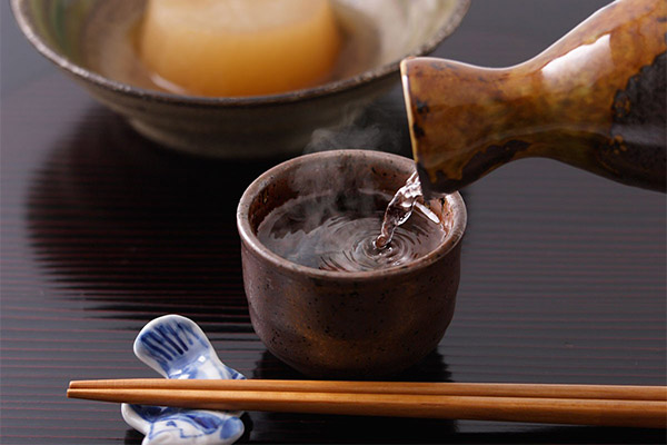 Comment boire du saké