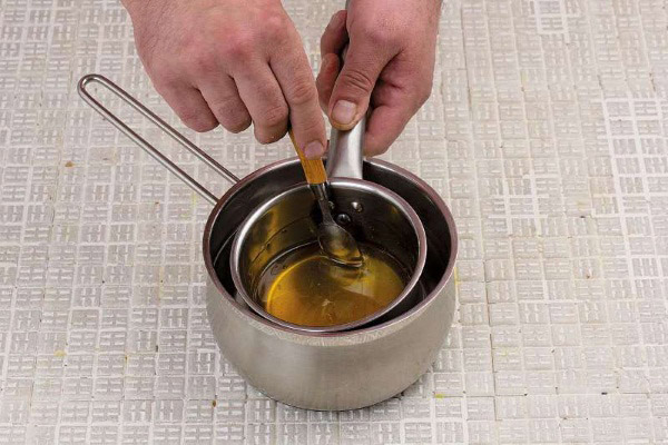 Comment faire fondre du miel dans un bain d'eau